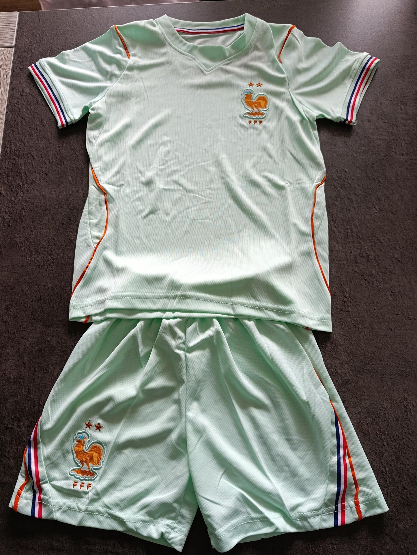 2 modèles différents Tenue de Football Enfant Style Équipe de France – Personnalisable Prénom + Numéro ⚽ 2 Pièces