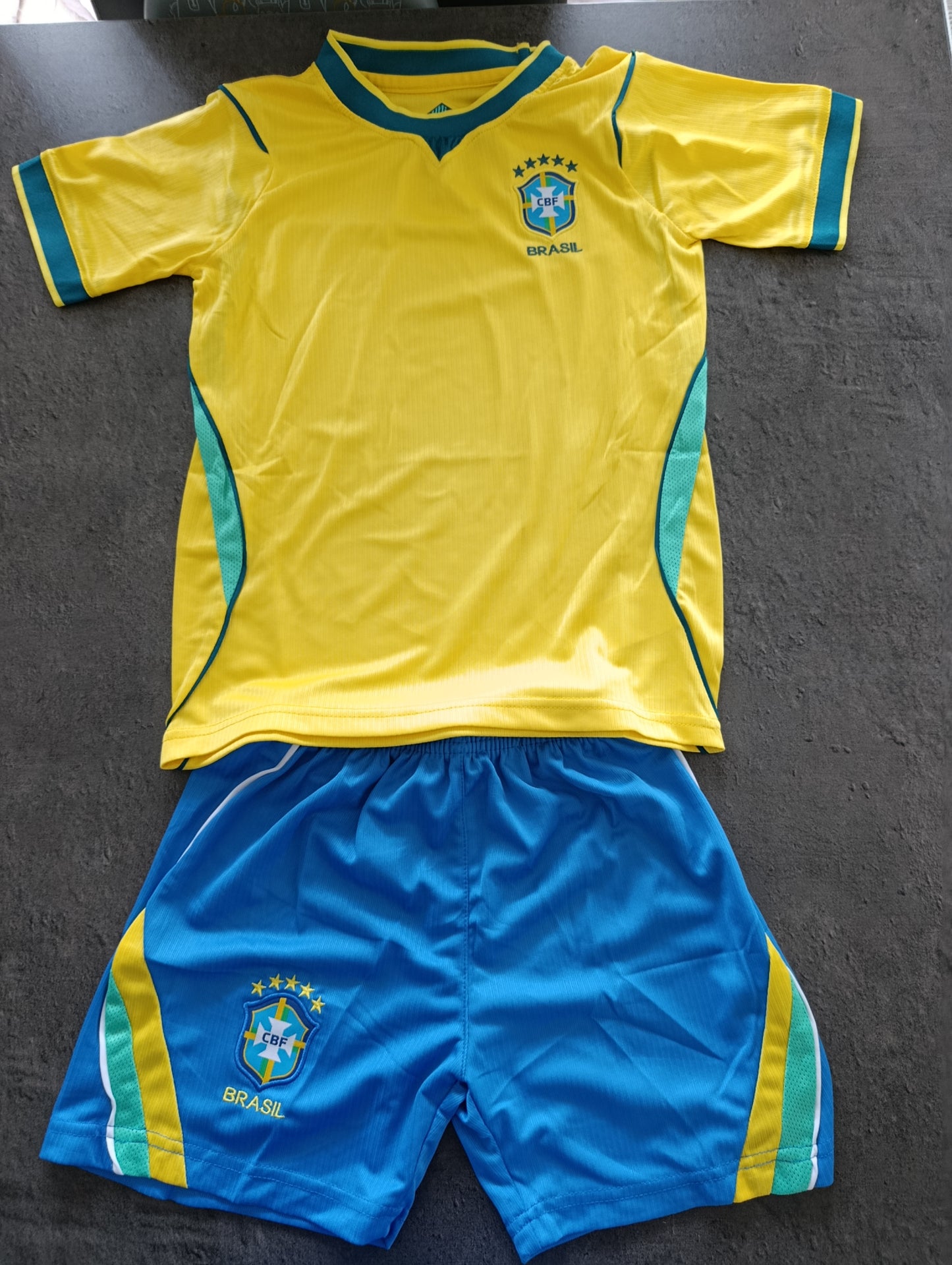 2 modèles différents Tenue de Football Enfant Style Équipe du Brésil – Personnalisable Prénom + Numéro ⚽ 2 Pièces