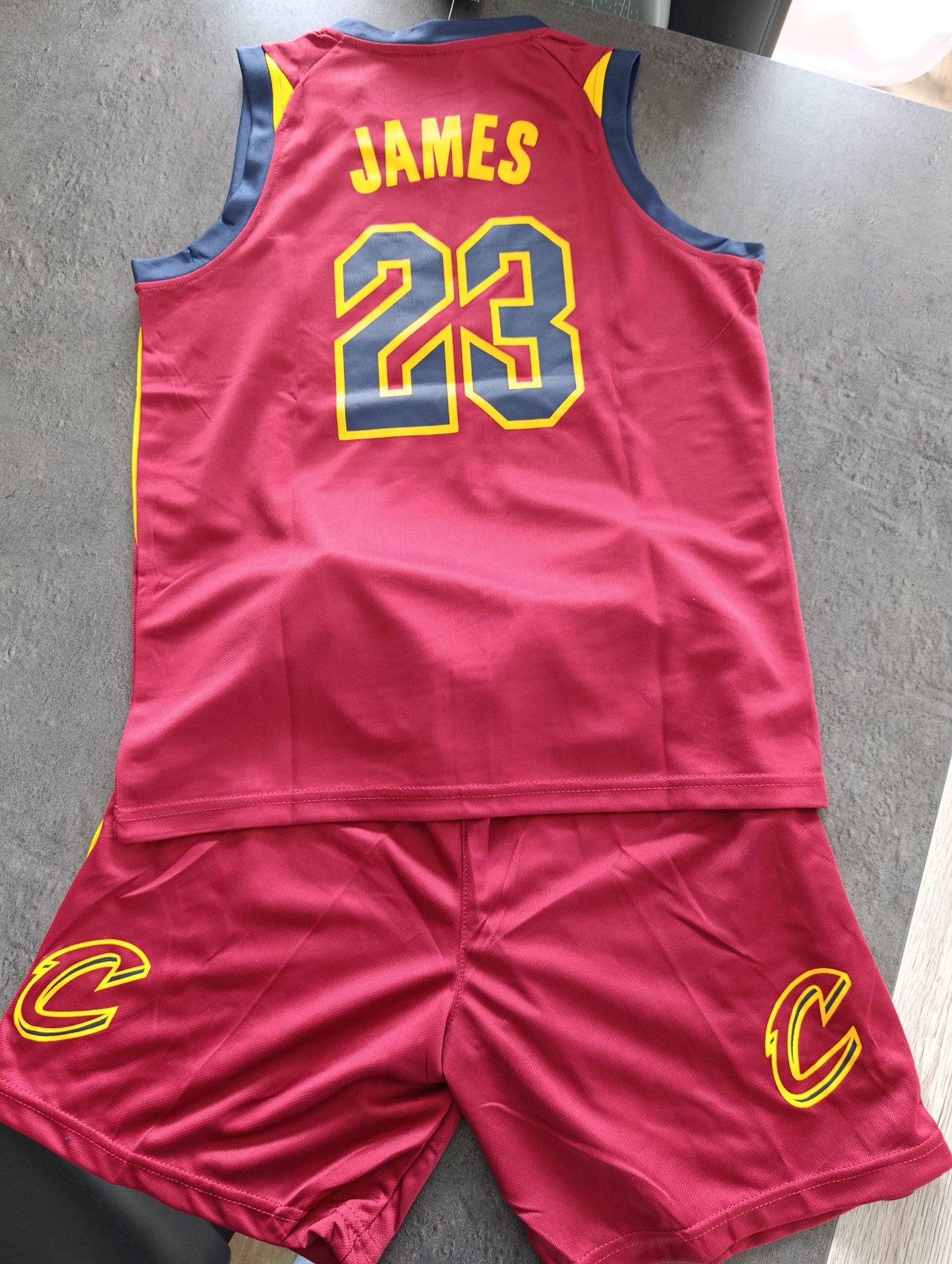 Tenue basket enfant 🏀 – 2 pièces – Style Cleveland Cavaliers N°23