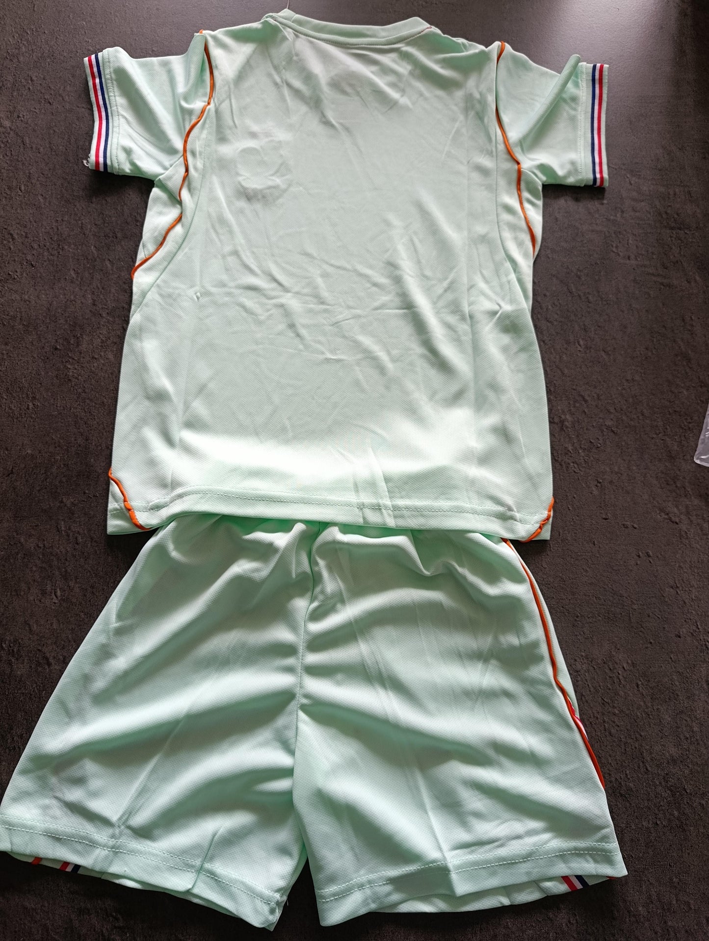 2 modèles différents Tenue de Football Enfant Style Équipe de France – Personnalisable Prénom + Numéro ⚽ 2 Pièces