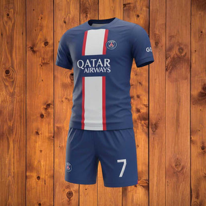 Tenue foot inspirée de Kylian Mbappé PSG avec t-shirt bleu à bandes rouges et blanches, short assorti et numéro 7, idéale pour le terrain.
