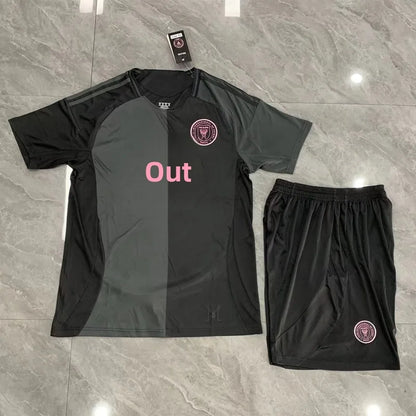Tenue football enfant personnalisable noir et rose – photo produit